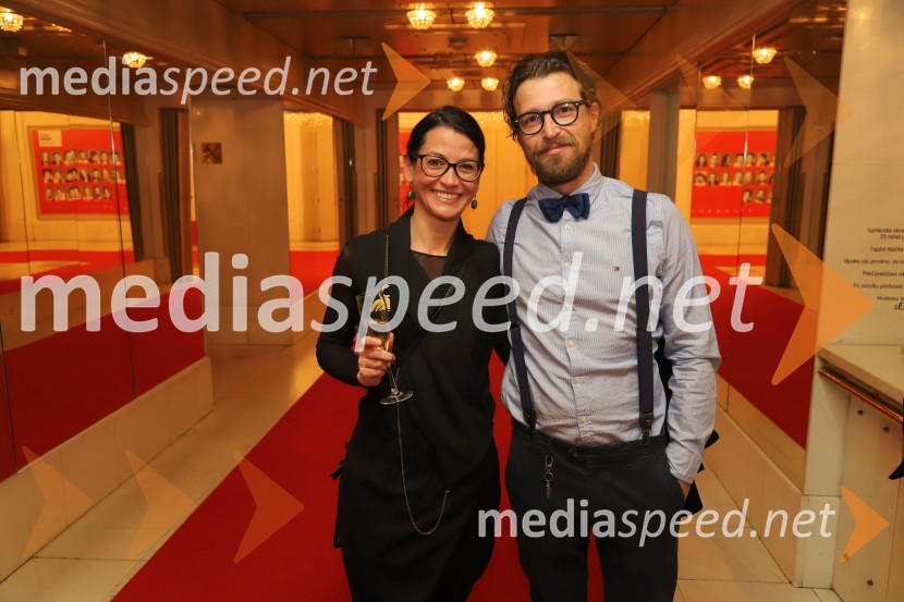  Simona  Belle, služba za stike z javnostmi MGL;  Tomo Tomšič, igralecPopolni tujci, premiera predstave