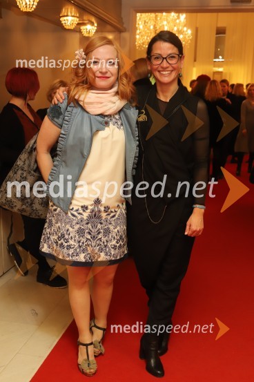  Mateja  Pucko, igralka;  Simona  Belle, služba za stike z javnostmi MGLPopolni tujci, premiera predstave