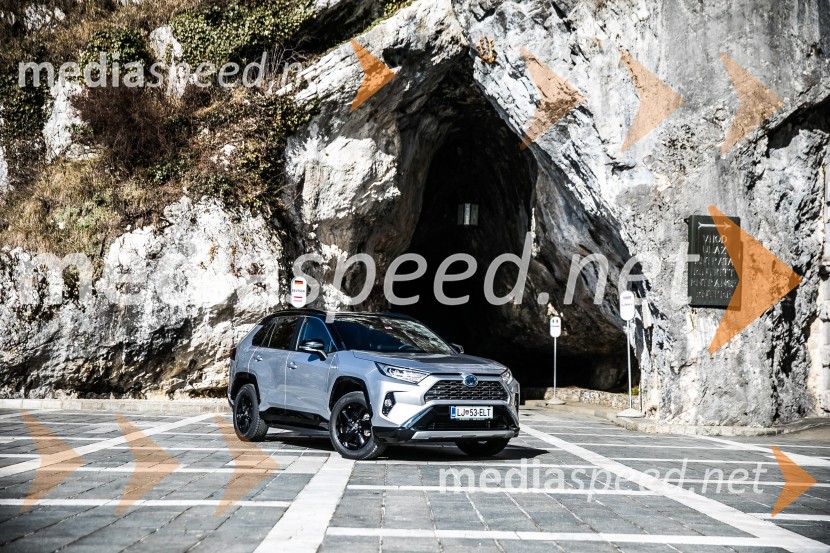 Toyota RAV4Toyota RAV4, slovenska predstavitev
