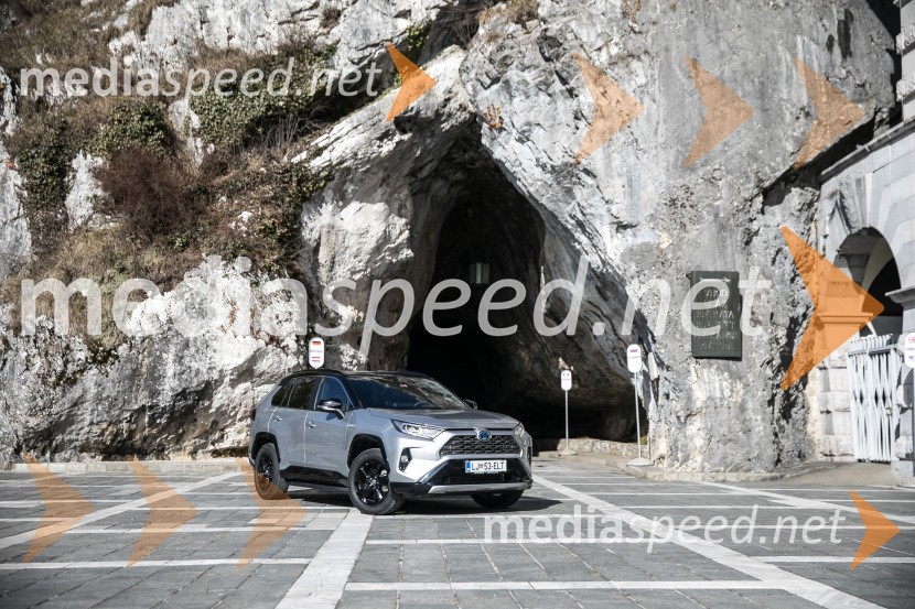 Toyota RAV4Toyota RAV4, slovenska predstavitev