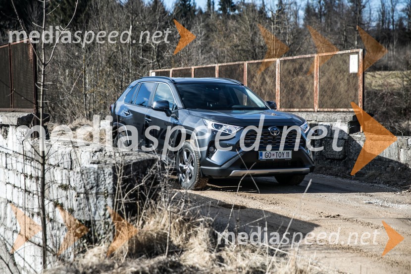 Toyota RAV4Toyota RAV4, slovenska predstavitev