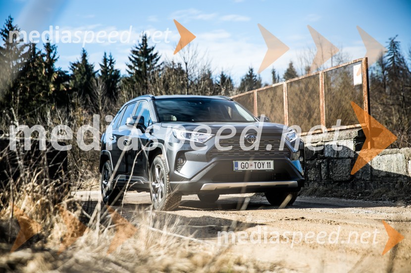 Toyota RAV4Toyota RAV4, slovenska predstavitev
