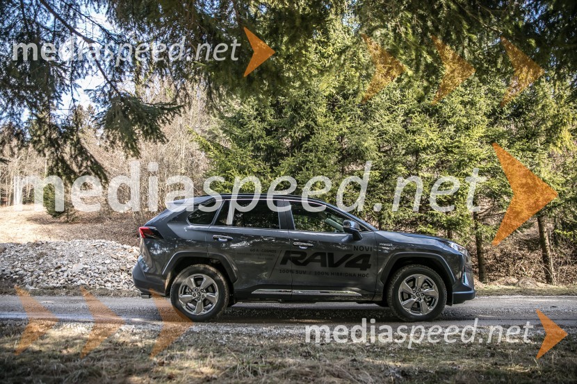 Toyota RAV4Toyota RAV4, slovenska predstavitev