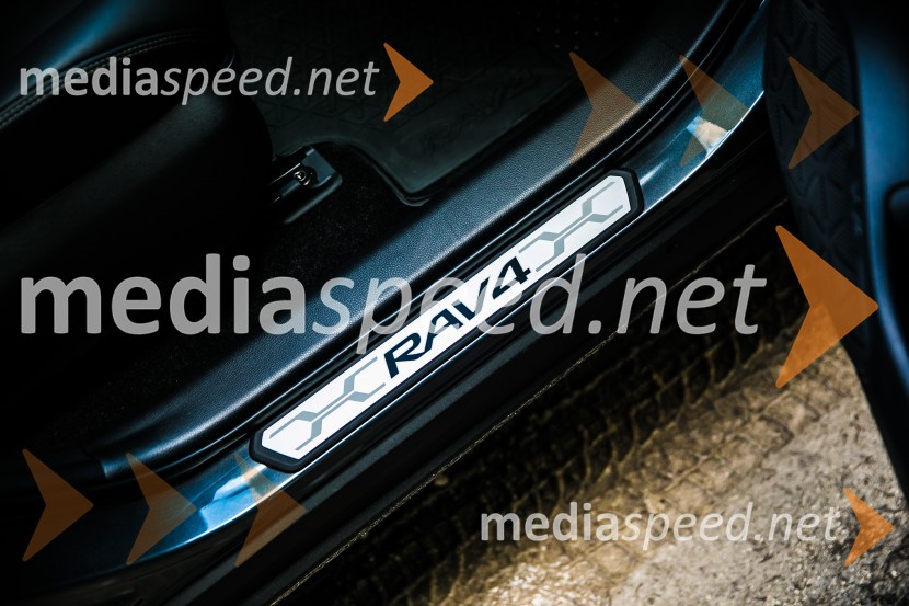 Toyota RAV4Toyota RAV4, slovenska predstavitev