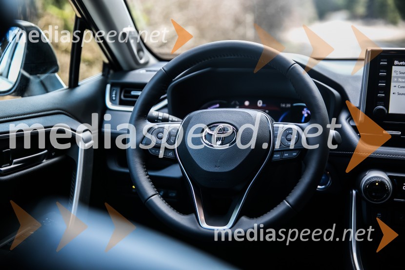 Toyota RAV4Toyota RAV4, slovenska predstavitev