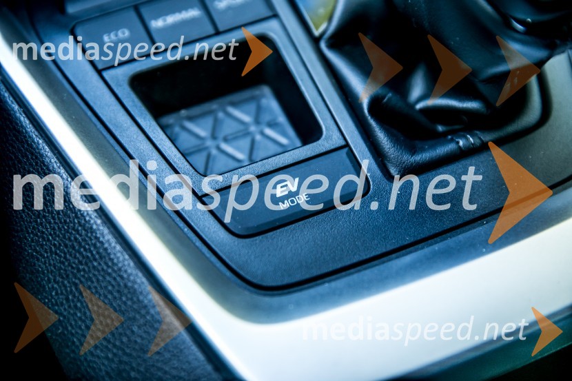 Toyota RAV4Toyota RAV4, slovenska predstavitev