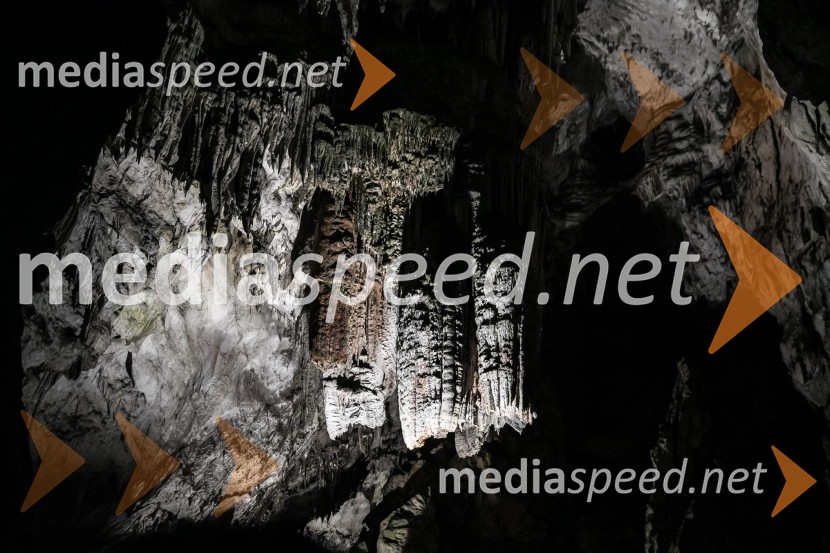 Postojnska jamaPostojnska jama in Hotel jama