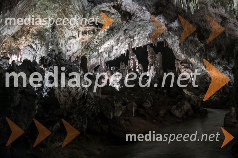 Postojnska jamaPostojnska jama in Hotel jama