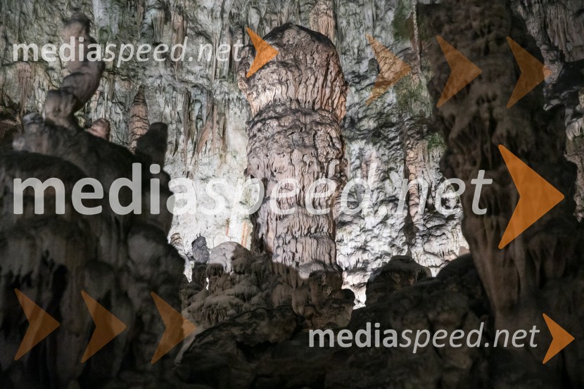 Postojnska jamaPostojnska jama in Hotel jama