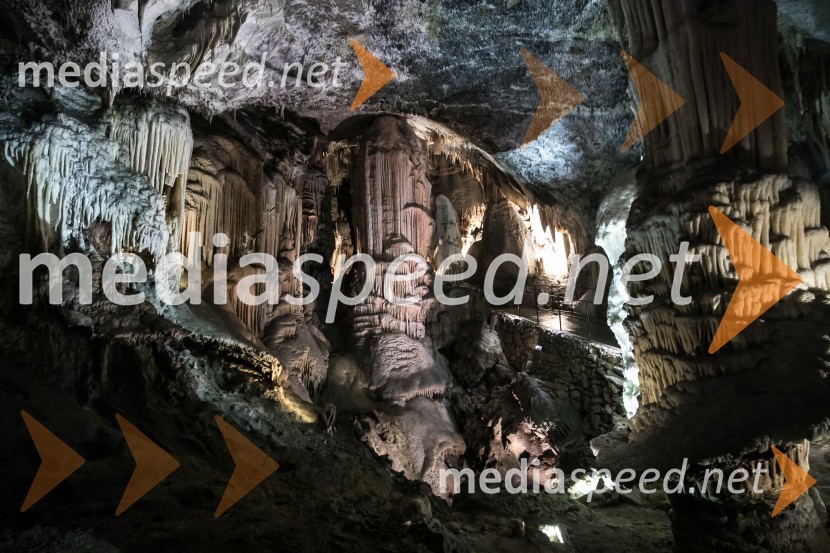 Postojnska jamaPostojnska jama in Hotel jama