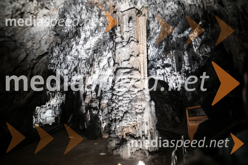 Postojnska jamaPostojnska jama in Hotel jama