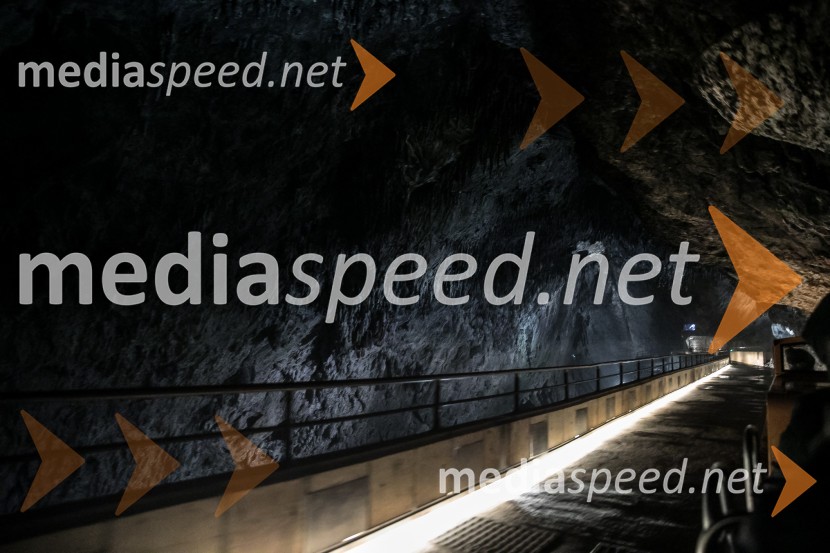 Postojnska jamaPostojnska jama in Hotel jama