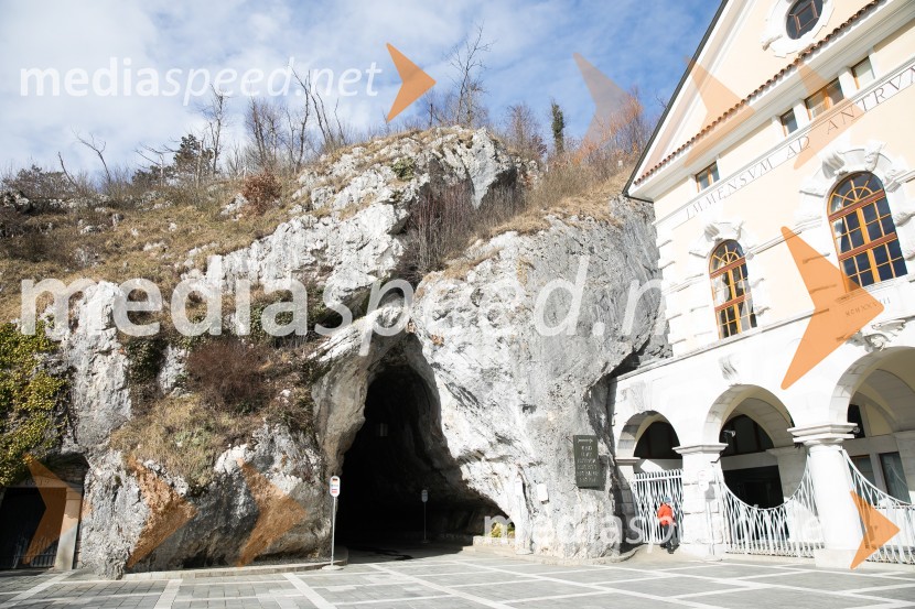 Postojnska jamaPostojnska jama in Hotel jama