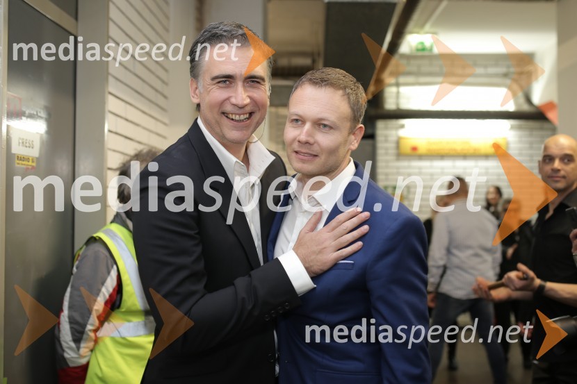  Jan Plestenjak, pevec;  Gvido  Polanc, lastnik lokala Plaza Cafe, organizator koncertaJan Plestenjak ter poroka Slovenskih novic
