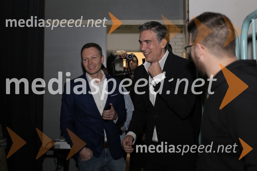  Gvido  Polanc, lastnik lokala Plaza Cafe, organizator koncerta;  Jan Plestenjak, pevecJan Plestenjak ter poroka Slovenskih novic