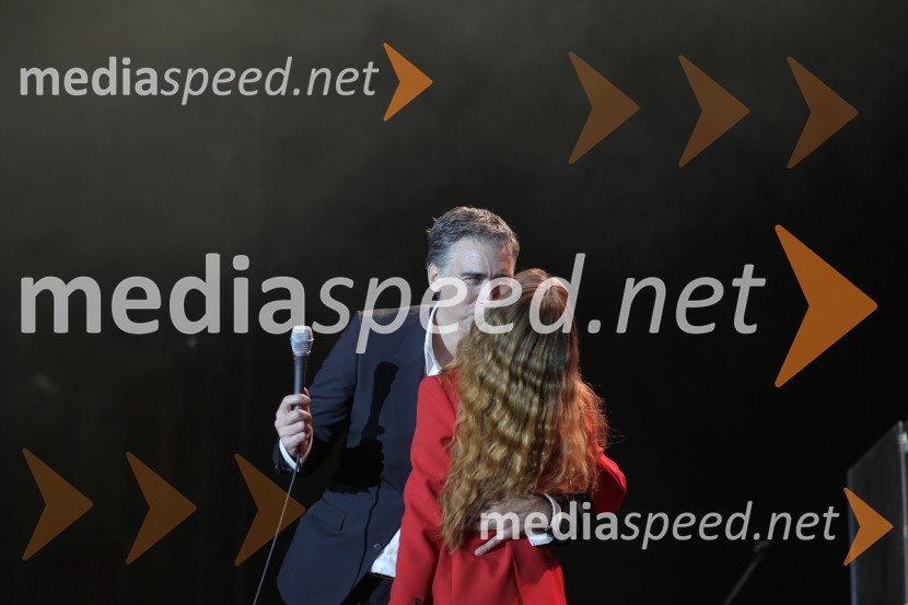  Jan Plestenjak, pevec;  Nina Pušlar, pevkaJan Plestenjak ter poroka Slovenskih novic