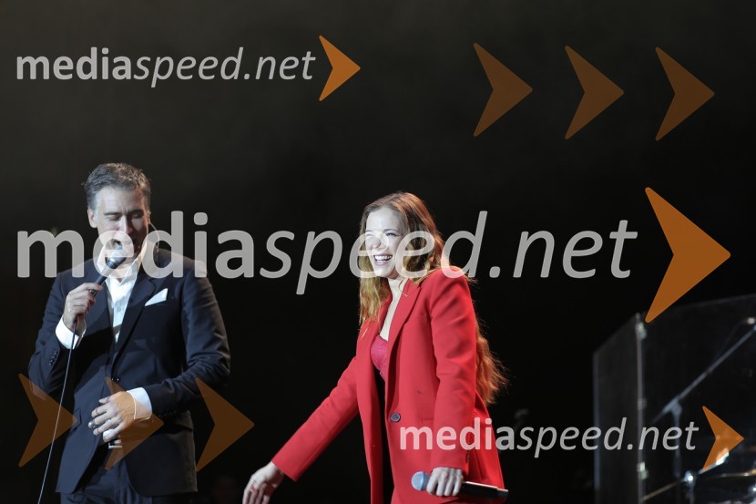  Jan Plestenjak, pevec;  Nina Pušlar, pevkaJan Plestenjak ter poroka Slovenskih novic