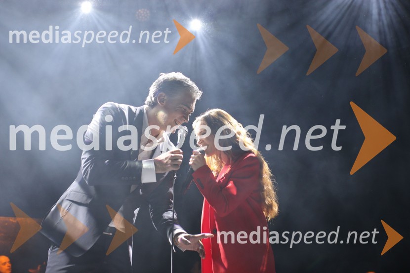  Jan Plestenjak, pevec;  Nina Pušlar, pevkaJan Plestenjak ter poroka Slovenskih novic