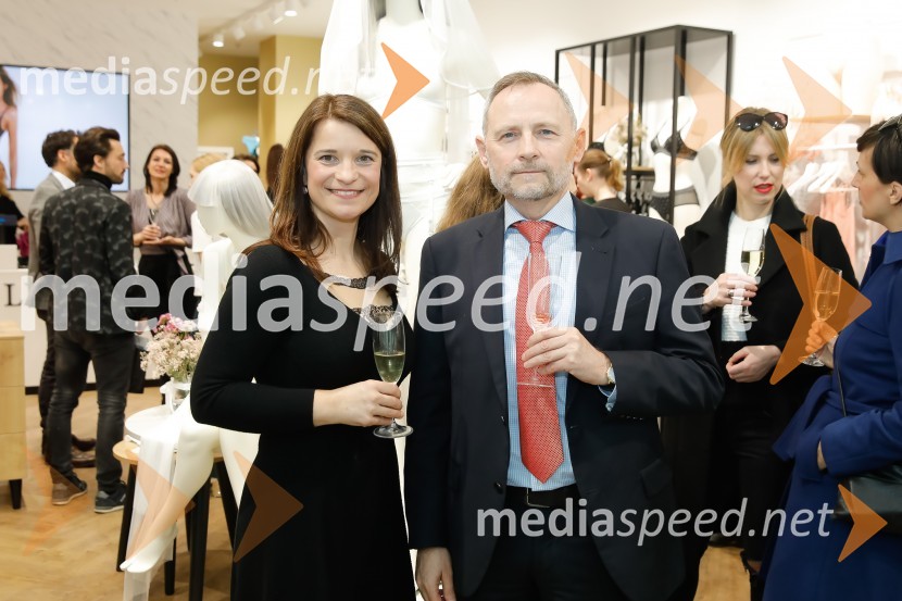  Urška Čopar, vodja prodaje za Slovenijo, Lisca;  Gorazd Uratnik, direktor financ in računovodstva, LiscaNova prodajalna Lisca v pritličju ljubljanskega Cityparka