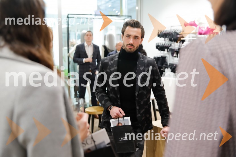  Gašper Tratnik, manekenNova prodajalna Lisca v pritličju ljubljanskega Cityparka