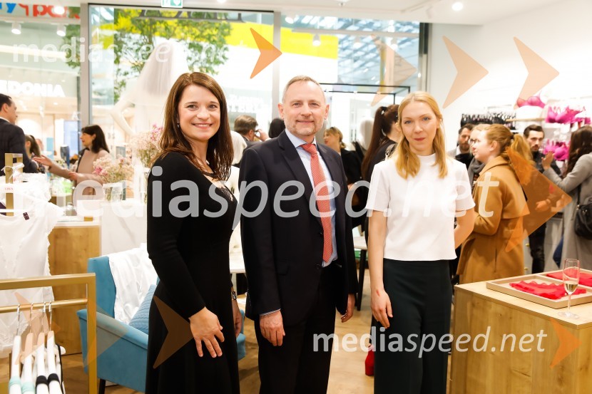  Urška Čopar, vodja prodaje za Slovenijo, Lisca;  Gorazd Uratnik, direktor financ in računovodstva, Lisca;  Maja Ratajc, art direktorica, LiscaNova prodajalna Lisca v pritličju ljubljanskega Cityparka