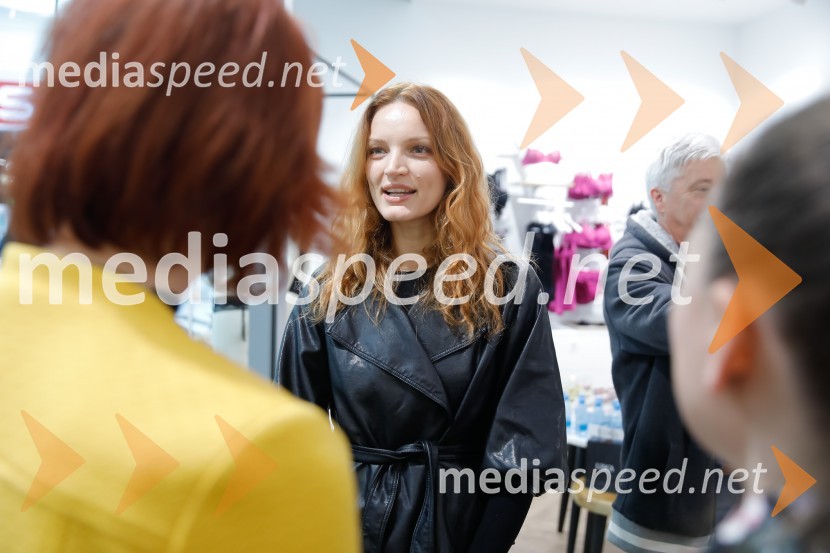  Jana  Koteska, manekenkaNova prodajalna Lisca v pritličju ljubljanskega Cityparka