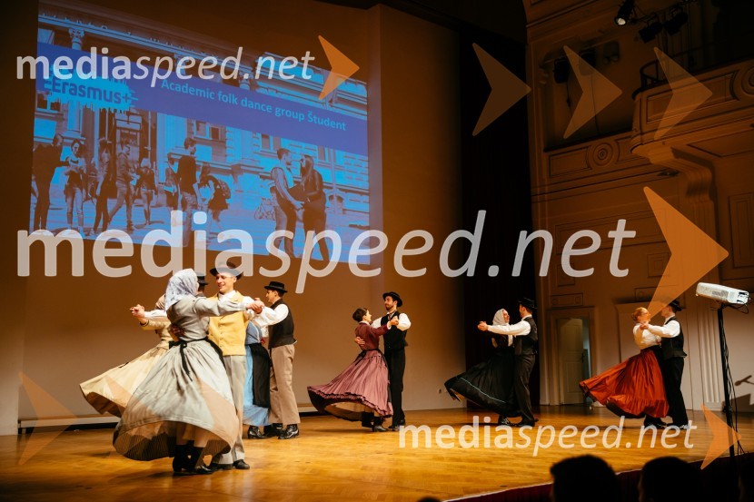 Kulturno umetniško društvo ŠtudentUniverza v Mariboru se je predstavila Erasmus študentom iz tujine