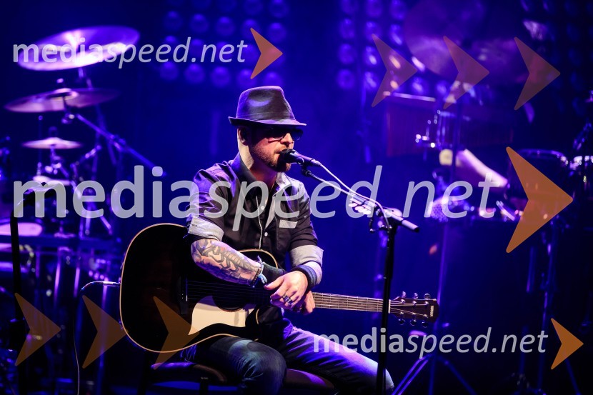  Tomi Meglič, glasbenik, pevec skupine SiddhartaSiddharta, akustični koncert