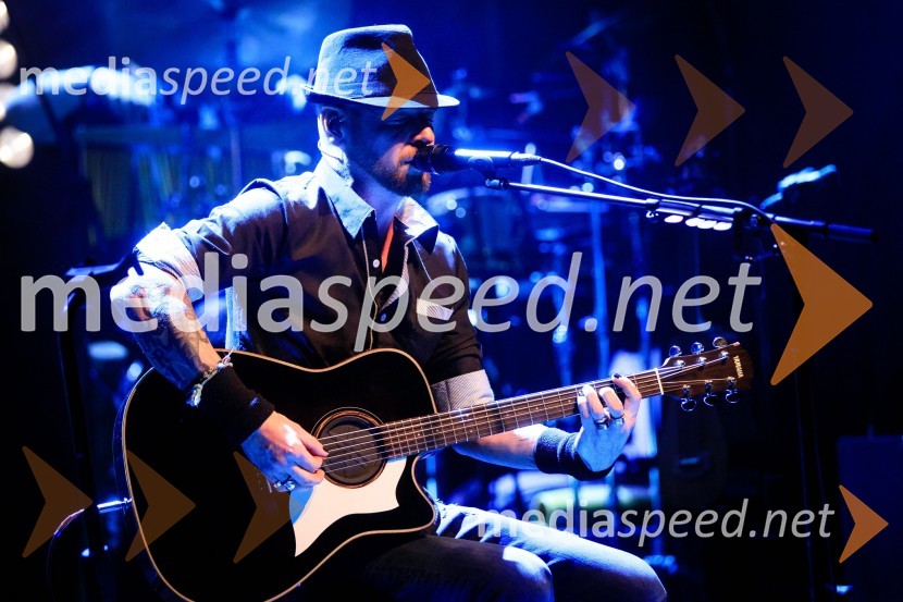  Tomi Meglič, glasbenik, pevec skupine SiddhartaSiddharta, akustični koncert