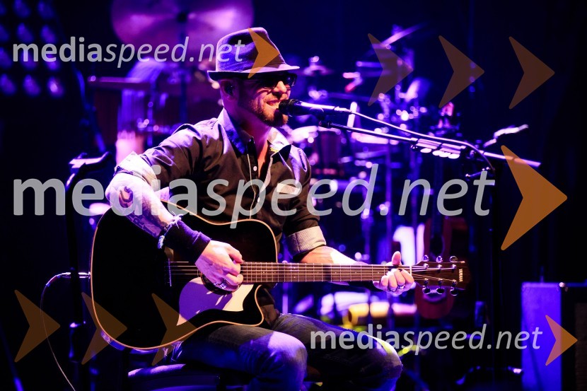  Tomi Meglič, glasbenik, pevec skupine SiddhartaSiddharta, akustični koncert