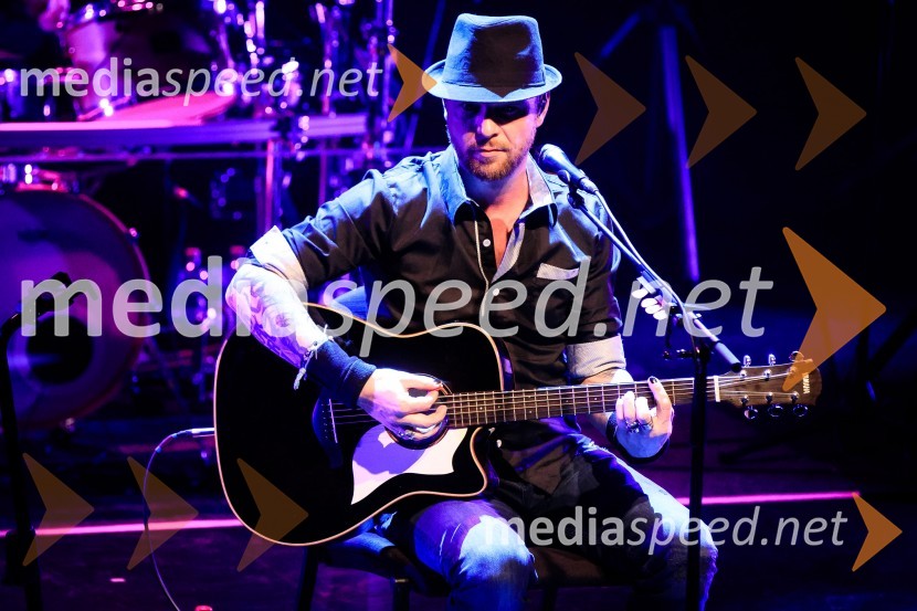  Tomi Meglič, glasbenik, pevec skupine SiddhartaSiddharta, akustični koncert