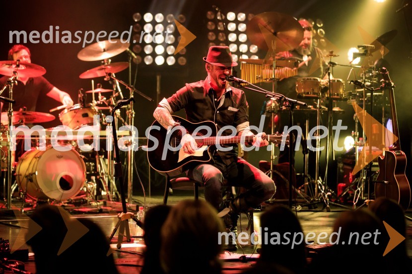  Tomi Meglič, glasbenik, pevec skupine SiddhartaSiddharta, akustični koncert