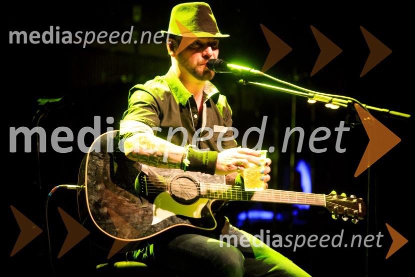  Tomi Meglič, glasbenik, pevec skupine SiddhartaSiddharta, akustični koncert