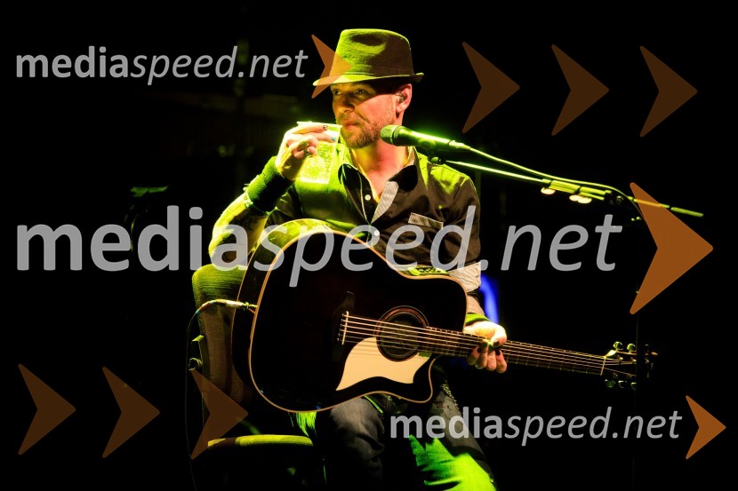  Tomi Meglič, glasbenik, pevec skupine SiddhartaSiddharta, akustični koncert