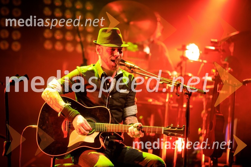  Tomi Meglič, glasbenik, pevec skupine SiddhartaSiddharta, akustični koncert