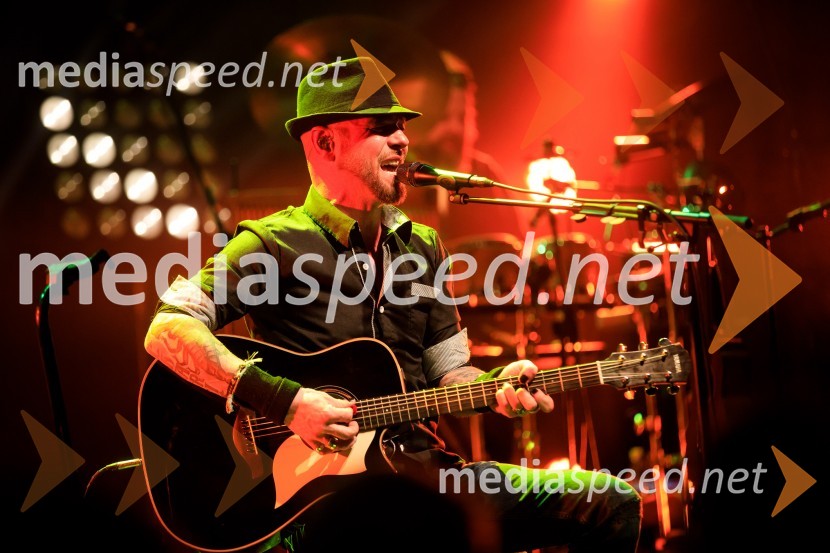  Tomi Meglič, glasbenik, pevec skupine SiddhartaSiddharta, akustični koncert
