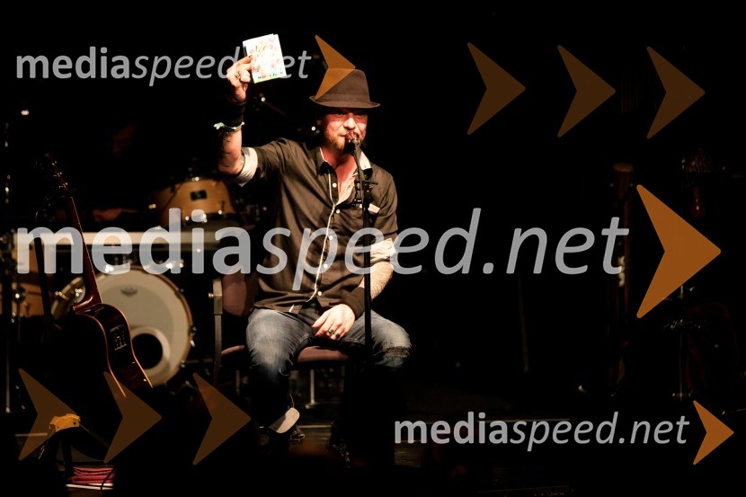  Tomi Meglič, glasbenik, pevec skupine SiddhartaSiddharta, akustični koncert