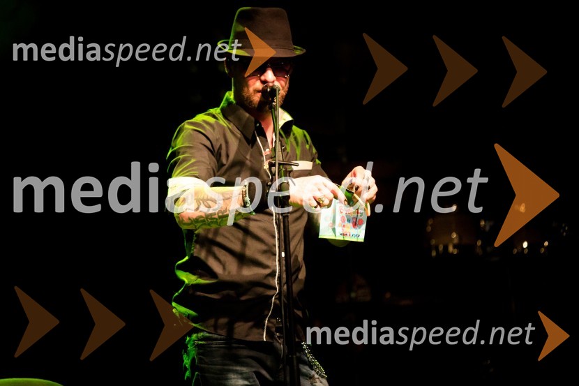  Tomi Meglič, glasbenik, pevec skupine SiddhartaSiddharta, akustični koncert
