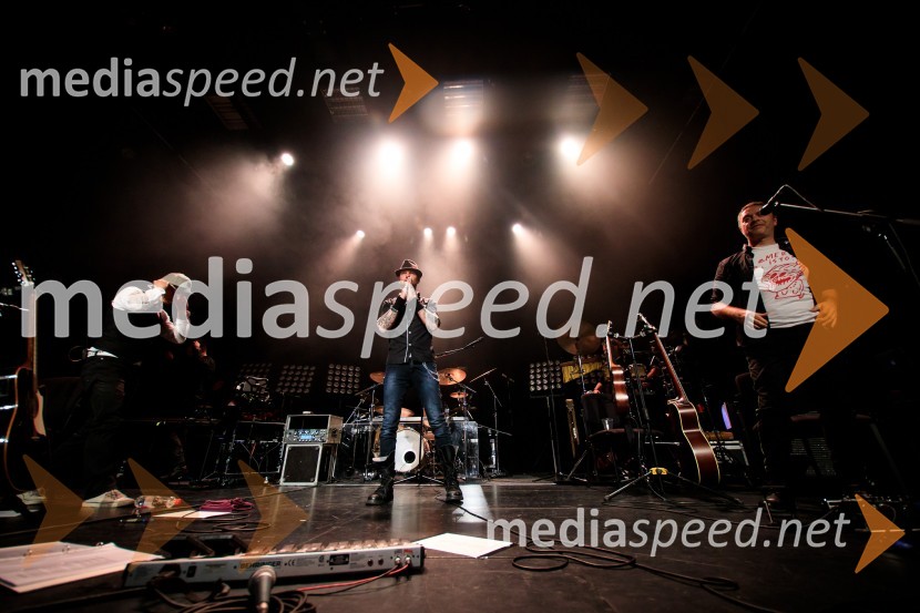  Primož  Benko, glasbenik, član skupine Siddharta;  Tomi Meglič, glasbenik, pevec skupine Siddharta;  Jani Hace, glasbenikSiddharta, akustični koncert