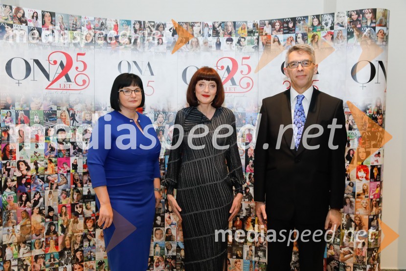  Nataša  Luša, direktorica družbe Delo d.o.o.;  Sabina Obolnar, odgovorna urednica One in Onaplus;  Andrej  Kren, glavni direktor družbe Delo d.o.o.Sara Ahlin Doljak prejela naziv Ona 365 2018