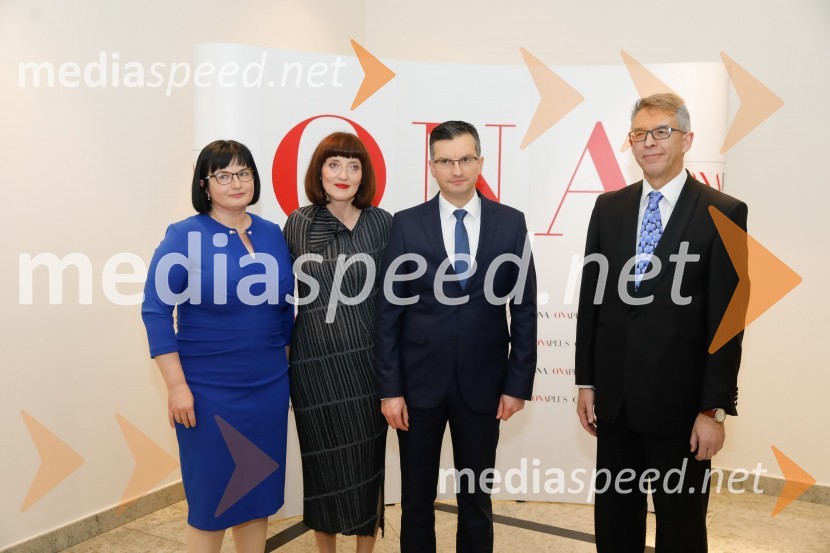  Nataša  Luša, direktorica družbe Delo d.o.o.;  Sabina Obolnar, odgovorna urednica One in Onaplus;  Marjan  Šarec, predsednik Vlade Republike Slovenije;  Andrej  Kren, glavni direktor družbe Delo d.o.o.Sara Ahlin Doljak prejela naziv Ona 365 2018