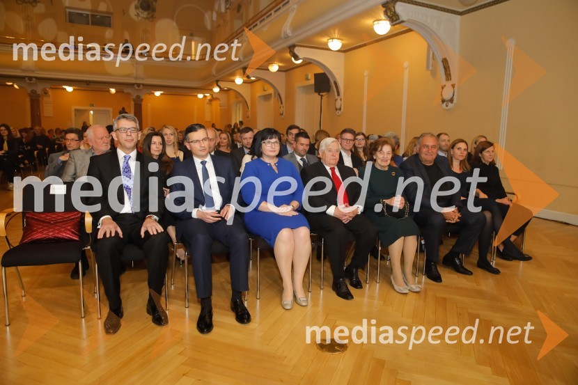  Andrej  Kren, glavni direktor družbe Delo d.o.o.;  Marjan  Šarec, predsednik Vlade Republike Slovenije;  Nataša  Luša, direktorica družbe Delo d.o.o.;  Milan Kučan, nekdanji predsednik Republike Slovenije;  Štefka Kučan;  ... ;  ... Sara Ahlin Doljak prejela naziv Ona 365 2018