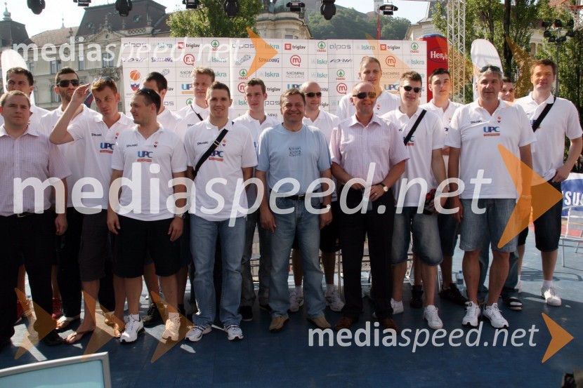 Košarkarji slovenske moške reprezentance in Zoran Janković, župan LjubljaneFinale državnega prvenstva v Samsung ulični košarki
