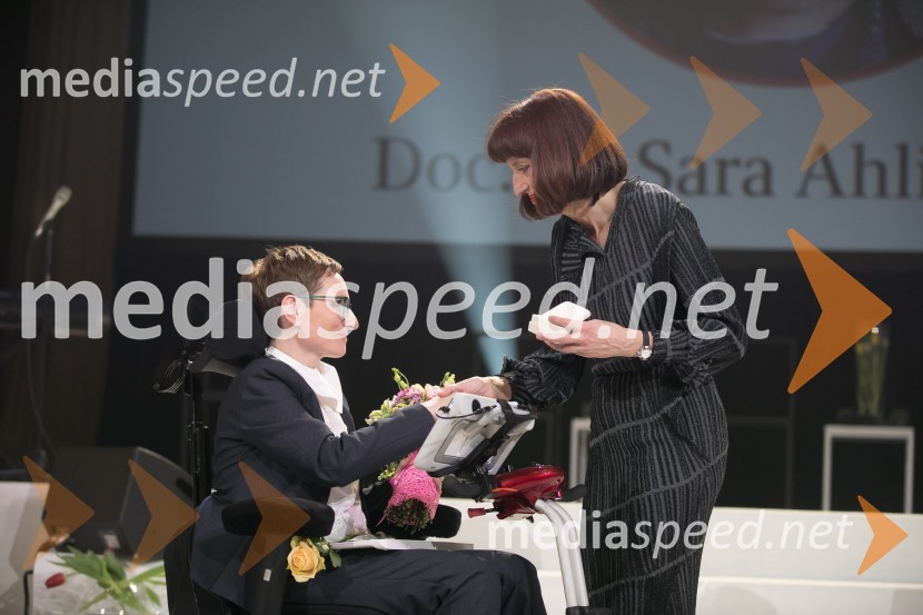 doc. dr. Sara Ahlin Doljak, odvetnica, predavateljica, nagrajenka Ona 365 2018;  Sabina Obolnar, odgovorna urednica One in OnaplusSara Ahlin Doljak prejela naziv Ona 365 2018