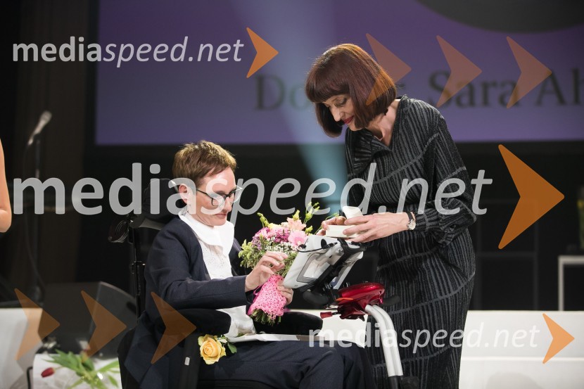 doc. dr. Sara Ahlin Doljak, odvetnica, predavateljica, nagrajenka Ona 365 2018;  Sabina Obolnar, odgovorna urednica One in OnaplusSara Ahlin Doljak prejela naziv Ona 365 2018