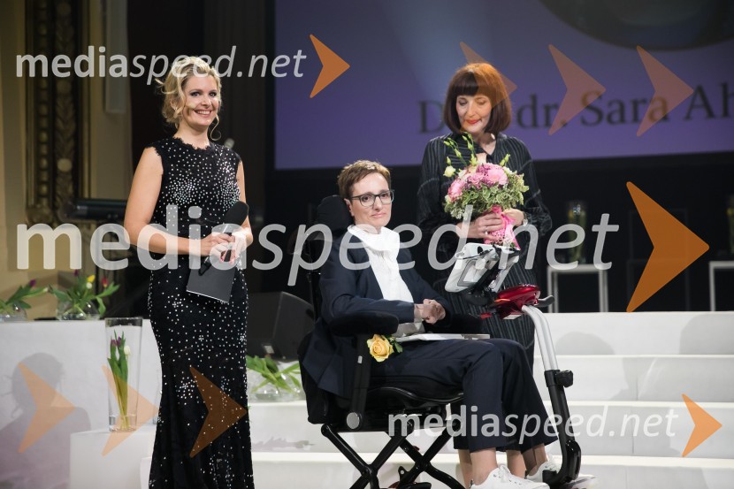  Bernarda Žarn, voditeljica; doc. dr. Sara Ahlin Doljak, odvetnica, predavateljica, nagrajenka Ona 365 2018;  Sabina Obolnar, odgovorna urednica One in OnaplusSara Ahlin Doljak prejela naziv Ona 365 2018