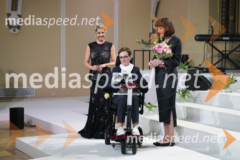  Bernarda Žarn, voditeljica; doc. dr. Sara Ahlin Doljak, odvetnica, predavateljica, nagrajenka Ona 365 2018;  Sabina Obolnar, odgovorna urednica One in OnaplusSara Ahlin Doljak prejela naziv Ona 365 2018