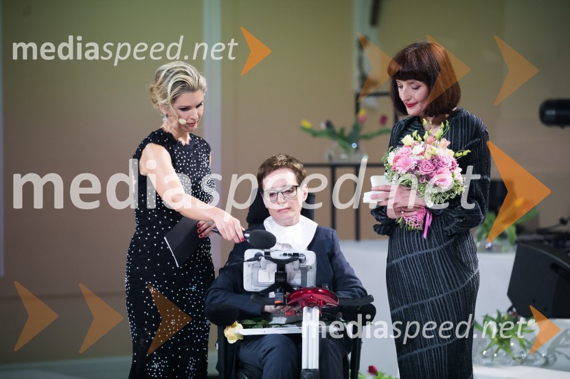  Bernarda Žarn, voditeljica; doc. dr. Sara Ahlin Doljak, odvetnica, predavateljica, nagrajenka Ona 365 2018;  Sabina Obolnar, odgovorna urednica One in OnaplusSara Ahlin Doljak prejela naziv Ona 365 2018