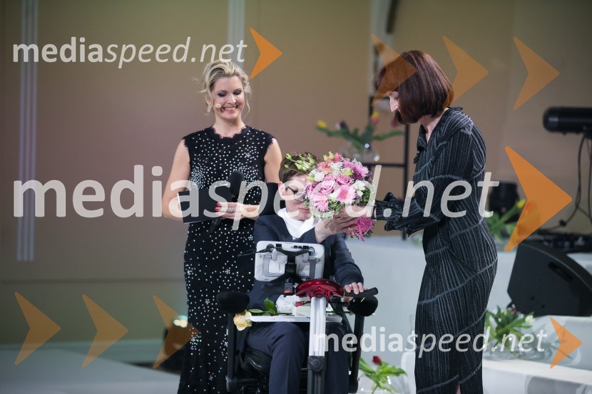  Bernarda Žarn, voditeljica; doc. dr. Sara Ahlin Doljak, odvetnica, predavateljica, nagrajenka Ona 365 2018;  Sabina Obolnar, odgovorna urednica One in OnaplusSara Ahlin Doljak prejela naziv Ona 365 2018