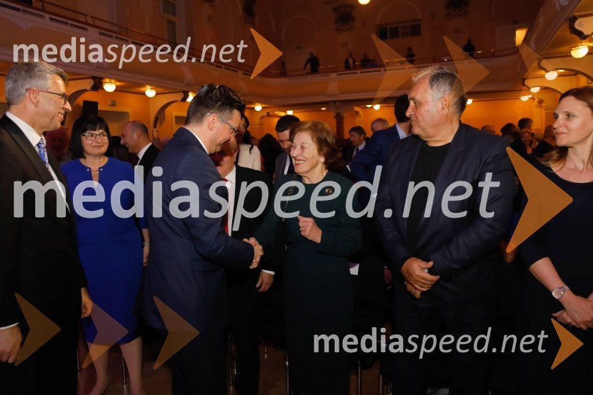  Andrej  Kren, glavni direktor družbe Delo d.o.o.;  Nataša  Luša, direktorica družbe Delo d.o.o.;  Marjan  Šarec, predsednik Vlade Republike Slovenije;  Štefka Kučan;  ... ;  ... Sara Ahlin Doljak prejela naziv Ona 365 2018